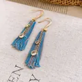 Gros plan détaillé sur des boucles d'oreilles bohèmes à pompons bleus et cristaux étincelants - Crochets d'Oreilles à Glands en Cristal à Chaîne Fine Dégradé Bleu-Violet (38#) / Or-Bleu-Rose