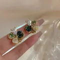 Gros plan de boucles d'oreilles bohèmes en cristal et perles au fini doré vintage. - Boucles d'Oreilles Clous Floraux Vert Foncé Vintage Bohème (54#) / Or-Bleu-Vert