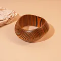 Primer plano detallado de brazalete ancho de resina con patrón de vetas de madera naranja y negro - Patrón Café Oscuro