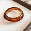 Elegante bracciale rigido in resina marmorizzata color ambra tartarugato - Stile Contorno Organico Ondulato / Marrone Ambra