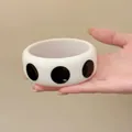Bracciale rigido in resina bianca a pois neri, accessorio moda elegante per donna - Bracciale Largo a Pois / Bianco e Nero