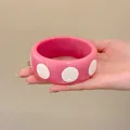 Elegante bracciale rigido in resina rosa con grandi pois bianchi dal design pop art - Stile Pop Vintage / Rosso Rosa e Bianco