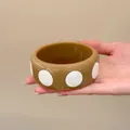 Bracciale rigido in resina marrone con pois bianchi, elegante stile minimalista - Profilo Curvo a Pois / Caffè e Bianco