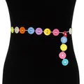 Gedetailleerde weergave van kleurrijke macaron knoop kwastje ketting op zwarte mannequin - Decoratieve lange ketting met meerdere knopen / Wit
