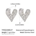 Vue détaillée de boucles d'oreilles cœur irrégulières avec dimensions et matériaux - Argent (YYE023406-P)