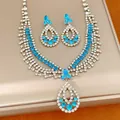 Detailaufnahme von luxuriöser Halskette im Royal-Stil und blauen Tropfenohrringen - Zweiteiliges Set / Silber-Blau