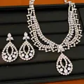 Elegantes mehrlagiges Strasshalsketten- und Tropfenohrring-Set in Silberoptik glänzend - Zweiteiliges Set / Silber-Weiß