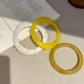 Modische Acryl-Armreifen in Marmorweiß und Gelb auf einem Lifestyle-Hintergrund - 26# (3-teiliges Set)
