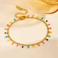 Vue détaillée des breloques gouttes colorées sur un bracelet en acier doré 18 carats. - Goutte d'Eau Colorée (E615) / Or
