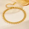 Vue détaillée d'un élégant bracelet en acier inoxydable plaqué or 18 carats avec billes - Pendentif Perle Ronde (F312) / Or