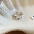 Eleganter silberfarbener offener Ring mit blauen Steinflecken und edlem mattem Finish - Silber Geprägte Fünfblättrige Blume (38#) / Silber Blau