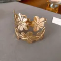 Elegante bracciale rigido in metallo dorato con petali di fiori testurizzati, design aperto - 61# Bracciale da Braccio / Oro