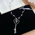 Detalle de collar con colgante de llave de corazón plateado con perlas y flores - Estilo Colgante Llave Corazón (HN13130) / Plateado