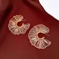 Pendientes de aro con flores tejidas en hilo de oro sobre fondo de seda roja - Dorado