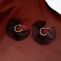 Detalle de pendientes de flores tejidas negras hechos a mano con agujas de plata - Negro