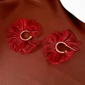 Primer plano de pendientes de flores tejidas rojas hechos a mano - Rojo