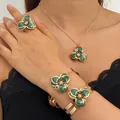 Primer plano de conjunto de joyas vintage con flores de esmalte verde jaspeado - Anillo+Pulsera+Brazalete+Collar (Set de 4 piezas) / Verde