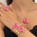 Vista detallada de set de joyas florales en esmalte rosa con collar y brazaletes. - Anillo+Pulsera+Brazalete+Collar (Set de 4 piezas) / Rosa oscuro