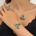 Primer plano de un conjunto de joyas de flores de esmalte verde oscuro retro con collar. - Anillo+Pulsera+Collar (Set de 3 piezas) / Verde