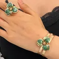Conjunto de anillo y pulsera de flores veteadas en verde oscuro y acabado dorado. - Pulsera + Anillo (Conjunto de 2 piezas) / Verde