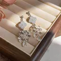 Elegantes pendientes de trébol bañados en oro de 18k con borlas de cristal de gota. - Plateado