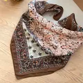 Détail du motif paisley rétro sur un foulard carré marron en coton et lin pour femme. - Rouge Café Paisley