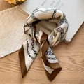 Gros plan d'un foulard carré rétro avec imprimé chaîne et texture en coton et lin - Chaîne Beige