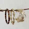 Set di tre bracciali alla moda inclusi modelli tartarugati e rigidi floreali - 12# Bracciale Braccialetto / Oro E Caffè