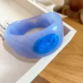 Bracelet jonc en résine lavande avec détail ovale bleu marbré pour femme. - Bleu lac