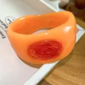 Bracelet jonc épais en résine orange avec un détail circulaire rouge effet marbré - Orange