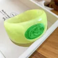 Bracelet jonc moderne en résine vert citron avec un design marbré unique pour femmes - Vert