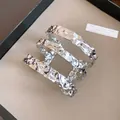 Dettaglio ravvicinato del bracciale a fascia a tre strati in metallo argentato piegato - Stile Plissettato a Tre Strati (HB6576) / Argento