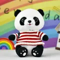 Schattige reuzenpanda knuffel met een klassieke rood-wit gestreepte trui voor kinderen - Panda Met Vlagpatroon Trui