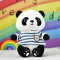 Schattige panda knuffel met een blauw-wit gestreepte trui, perfect voor kinderen - Panda Met Blauw-Wit Gestreepte Trui
