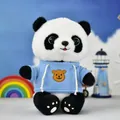 Schattige reuzenpanda knuffelpop met een lichtblauwe hoodie en een beren-embleem - Blauwe Hoodie Stijl