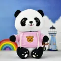 Knuffelig panda pluche speelgoed met een roze hoodie op een lichte vrolijke achtergrond - Roze Sweatshirt Stijl