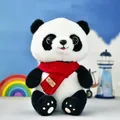 Schattige Sichuan reuzenpanda pluche pop met decoratieve rode gebreide sjaal mascotte pop - Rode Sjaal Stijl