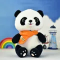 Pluchen reuzenpanda pop met een levendige oranje gebreide sjaal voor SKU-variant - Oranje Sjaal Stijl
