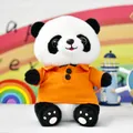 Schattige reuzenpanda pluche pop met een oranje shirt voor cadeaus en grijpmachines - Panda met oranje poloshirt
