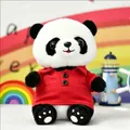 Schattige panda knuffel met een rood poloshirt, zacht speelgoed van hoge kwaliteit - Panda in rood poloshirt