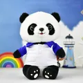 Zachte en schattige reuzenpanda knuffel die een stijlvol blauw-wit poloshirt draagt - Panda in wit en donkerblauw poloshirt
