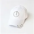 Primer plano de gorra de béisbol blanca con colgante de avión y anillos metálicos - Anillo de Avión Blanco / Talla Para Adulto Circunferencia De Capucha Ajustable De 58 Cm.