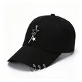 Gorra de béisbol negra con colgante de estrella y anillos - Estrella de Cinco Puntas Negro / Talla Para Adulto Circunferencia De Capucha Ajustable De 58 Cm.
