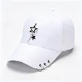 Gorra de béisbol blanca con estrellas de metal y anillos plateados en la visera - Pentagrama Blanco / Talla Para Adulto Circunferencia De Capucha Ajustable De 58 Cm.