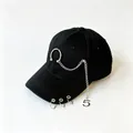 Primo piano di un cappellino da baseball nero con anelli in metallo e dettagli catena - Catena Lunga - 5 Neri