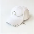Vista dettagliata di un cappello da baseball bianco con anelli metallici e catenella - Catena Lunga - 5 Bianchi