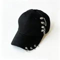 Dettaglio di cappello da baseball nero con anelli di metallo punk e catene laterali. - Nero con doppia catena