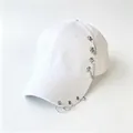 Elegante cappello da baseball bianco streetwear con anelli e catene in metallo argento. - Doppia Catena Bianca