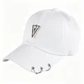 Dettaglio di un cappello da baseball bianco con triangolo e anelli in metallo - Triangolo Bianco