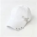 Vista detallada de gorra blanca con anillos metálicos en visera y pin decorativo - Alfiler Blanco / Talla Para Adulto Circunferencia De Capucha Ajustable De 58 Cm.